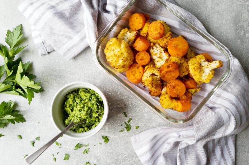 Blumenkohl-Karotten-Ofengemüse mit Pesto-Dip