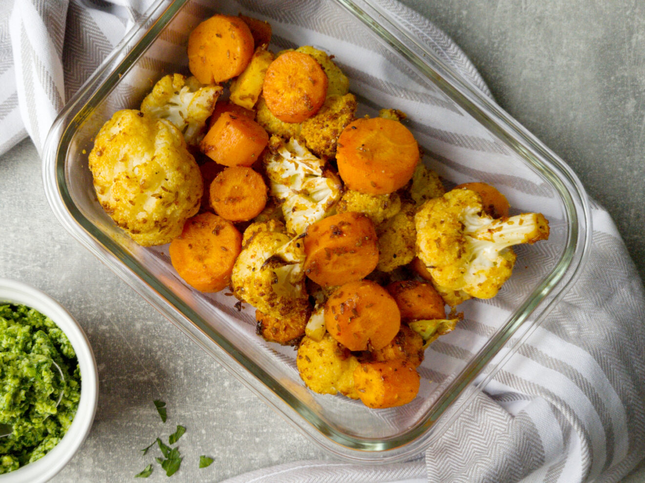 Blumenkohl-Karotten-Ofengemüse mit Pesto-Dip Blumenkohl-Karotten-Ofengemüse mit Pesto-Dip