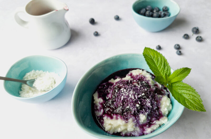 Veganer Kokos-Milchreis mit Rosenwasser und warmen Blaubeeren