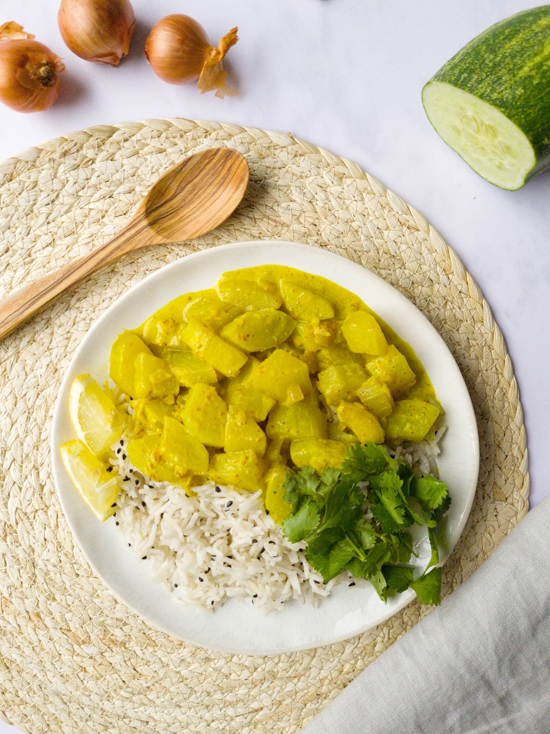 Gelbes Schmorgurken-Curry mit Schwarzkümmel-Reis