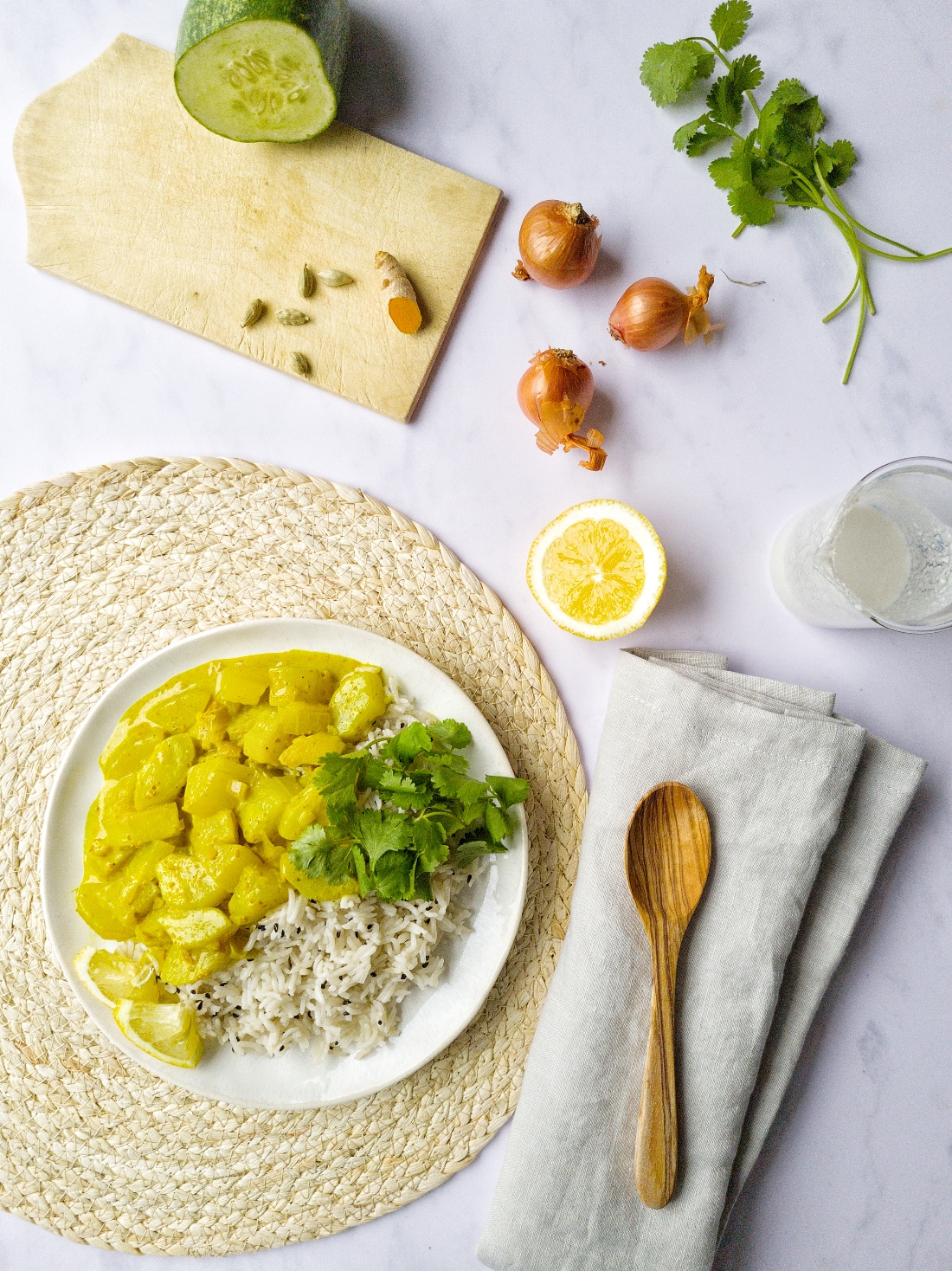 Gelbes Schmorgurken-Curry mit Schwarzkümmel-Reis