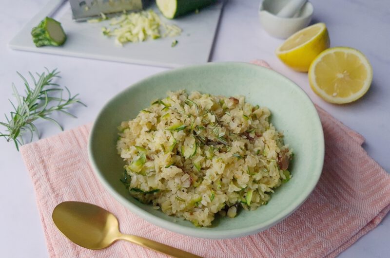 Porridge aus Reisflocken mit Zucchini und Rosmarin