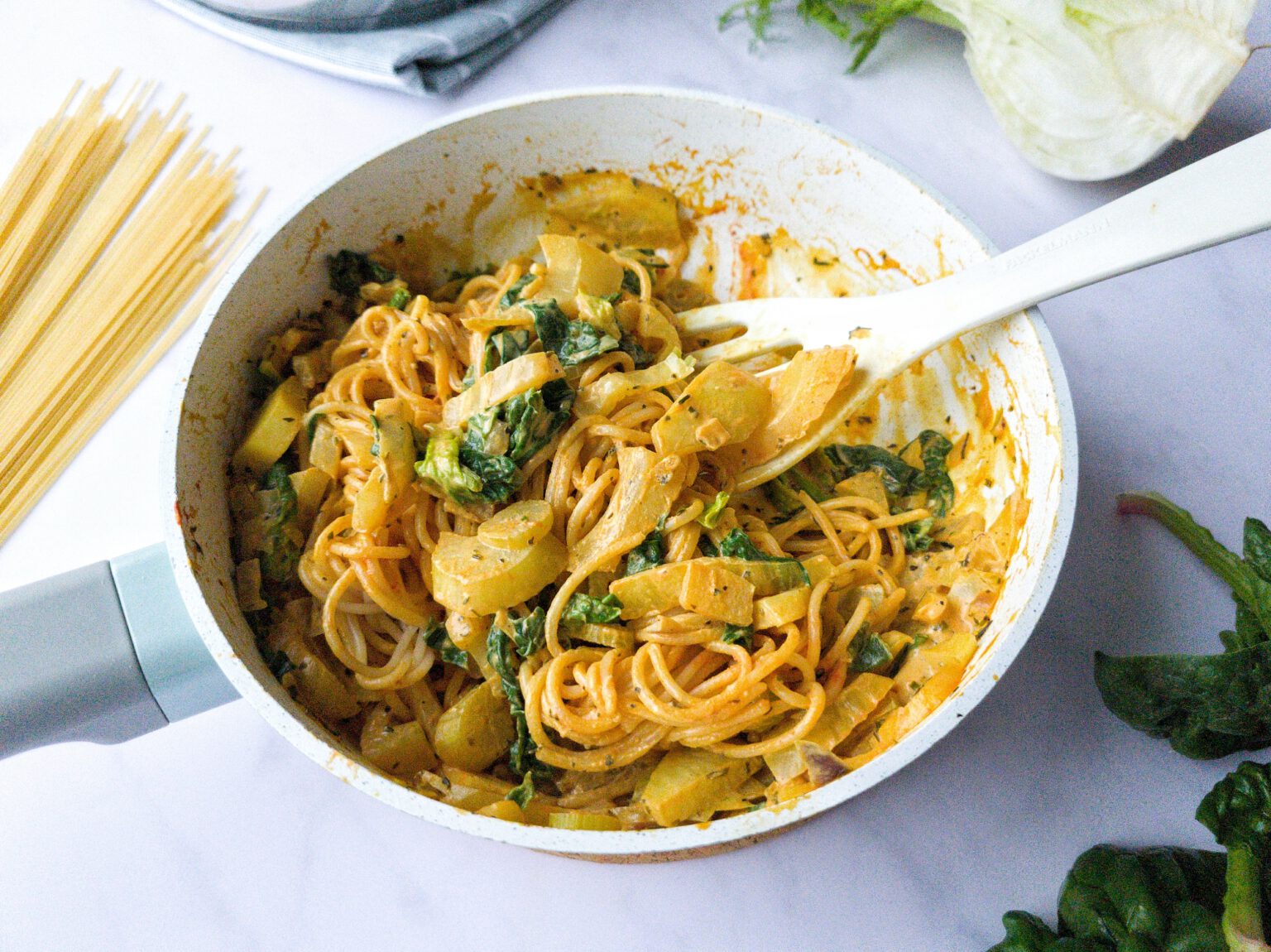 Schnelle cremige Spaghetti mit Fenchel und Spinat - Simple Ayurveda